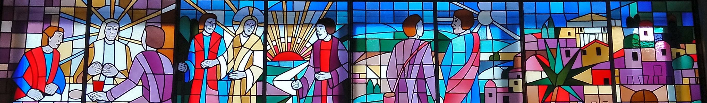 Das Kirchenfenster der evangelischen Stadtkirche Wolfach zeigt Jesus und die Emmausjünger